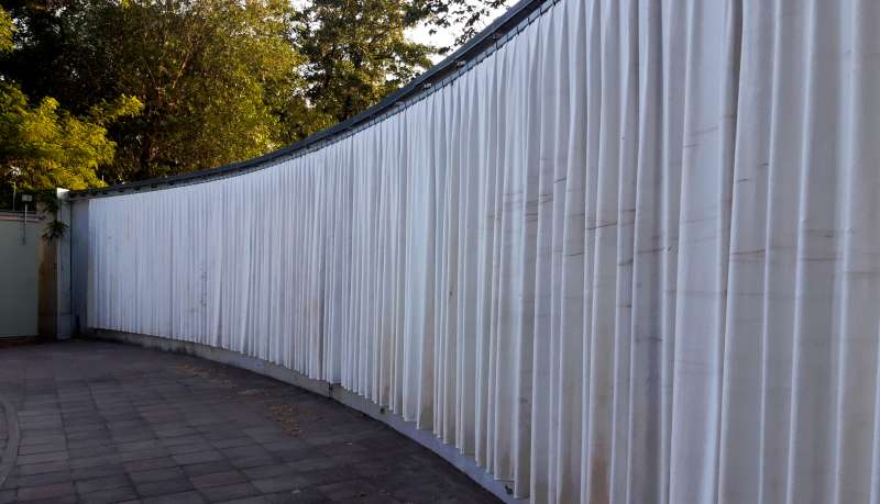 Foto von einem weißen Vorhang mit schwarzen Schlieren darauf