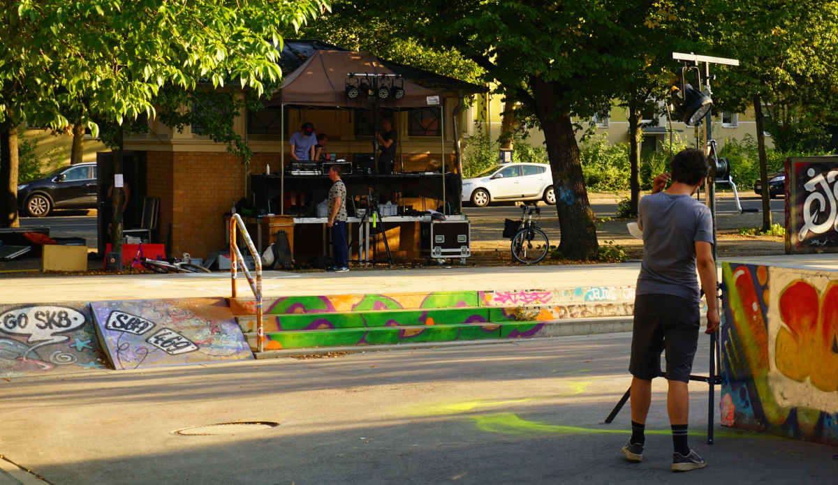 Foto von Aufbauarbeiten mit Blick auf den erhöhten Technikbereich