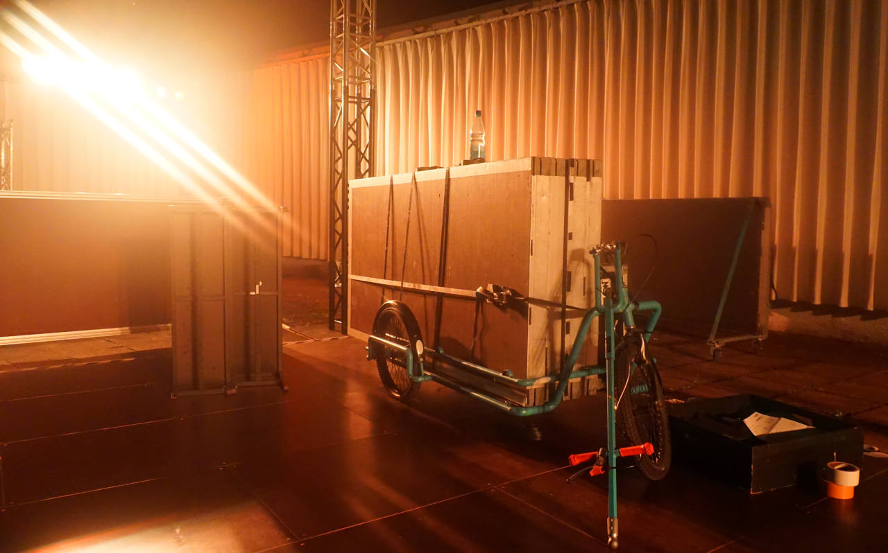 Foto eines Fahrradanhängers mit vier Bühnenplatten