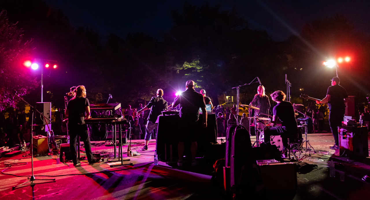 Foto einer Band im Scheinwerferlicht