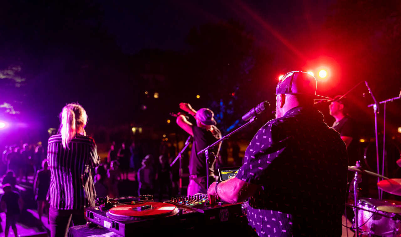 Foto von der Bühne, pink beleuchtet eine Band