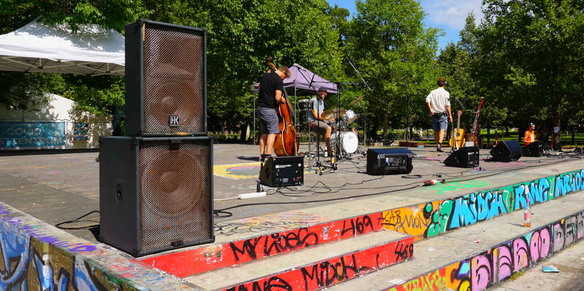 Foto einer Lautsprecheranlage mit rostigen Gittern