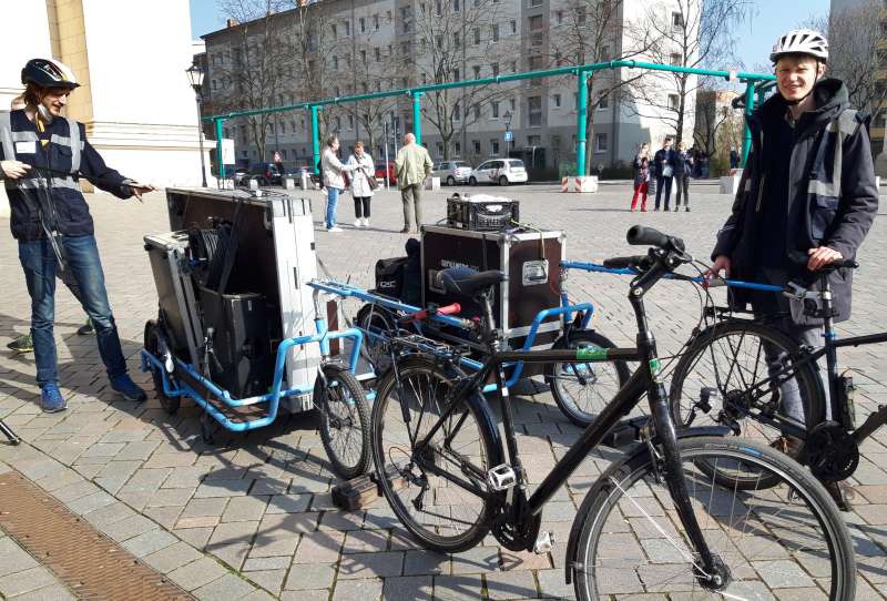 Transport von Bühnenteilen auf dem Fahrrad