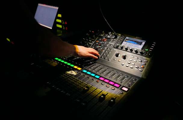 Foto eines Mischpultes im Dunkeln